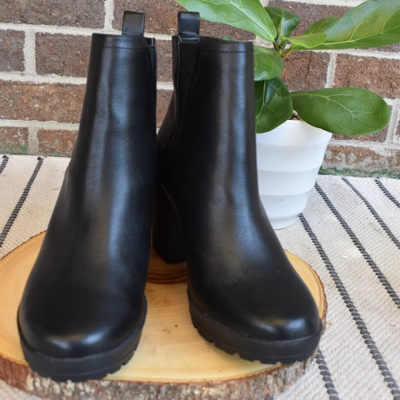 Size 9 Black Bootie - Picture 3 of 3